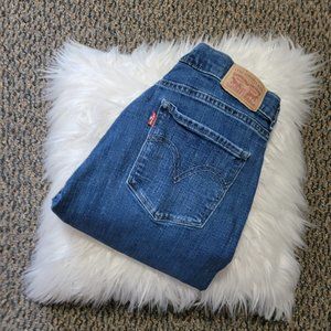 EUC Classic, perfect fit jeans With a little stretch. Made by Levi's. Size 8